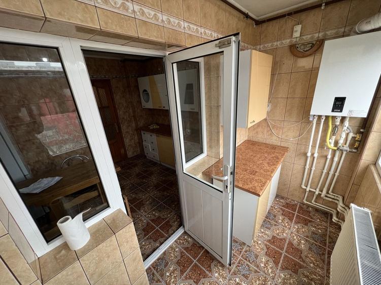 Apartament cu 3 camere decomandat, mobilat în Casa de Cultură