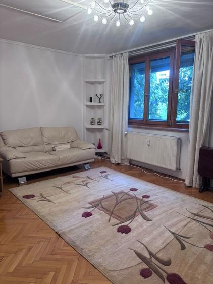 Apartament cu 3 camere decomandat în Drumul Taberei