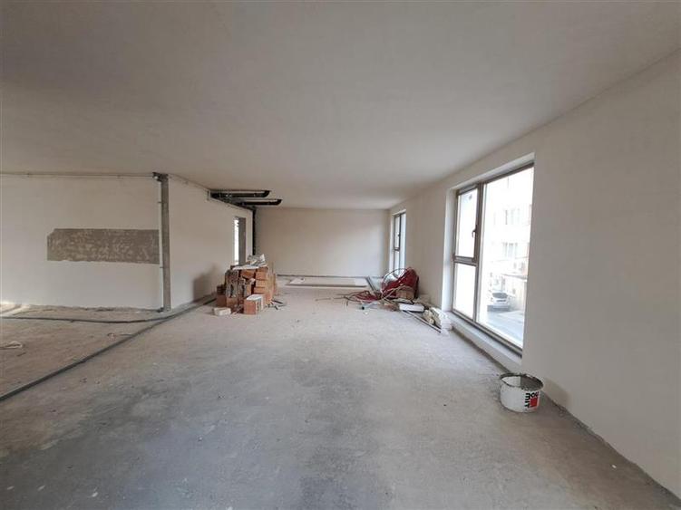 Apartament cu 3 camere semidecomandat în Grigorescu