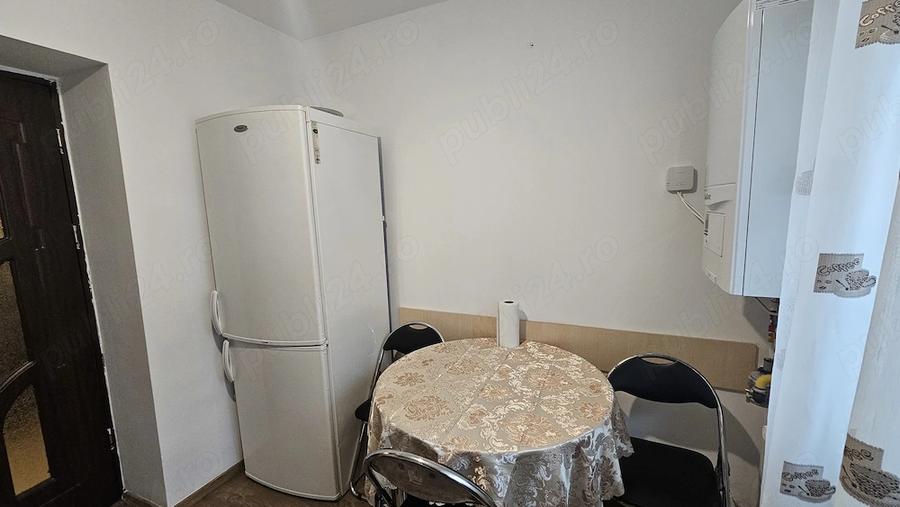 Apartament cu 3 camere semidecomandat în Rovine