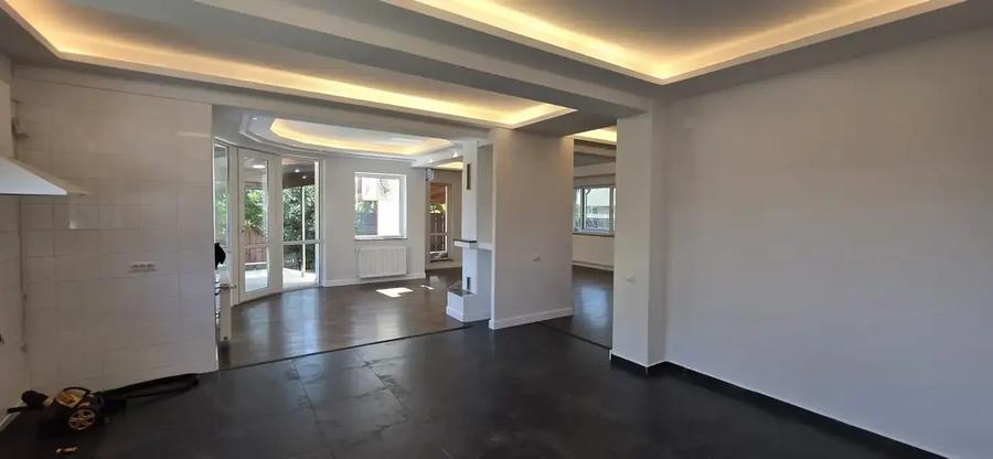 Casă individuală cu 5 camere cu Teren 640 Mp în Vest