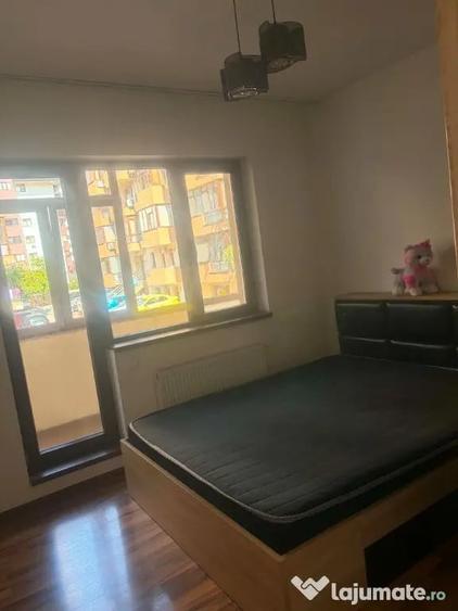 Apartament cu 3 camere semidecomandat în Rahova