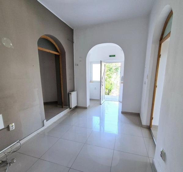 Casă individuală cu 7 camere cu Canalizare în Gruia