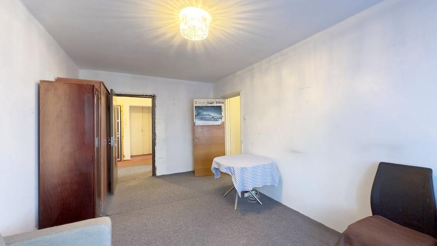 Apartament cu 3 camere semidecomandat în Rahova