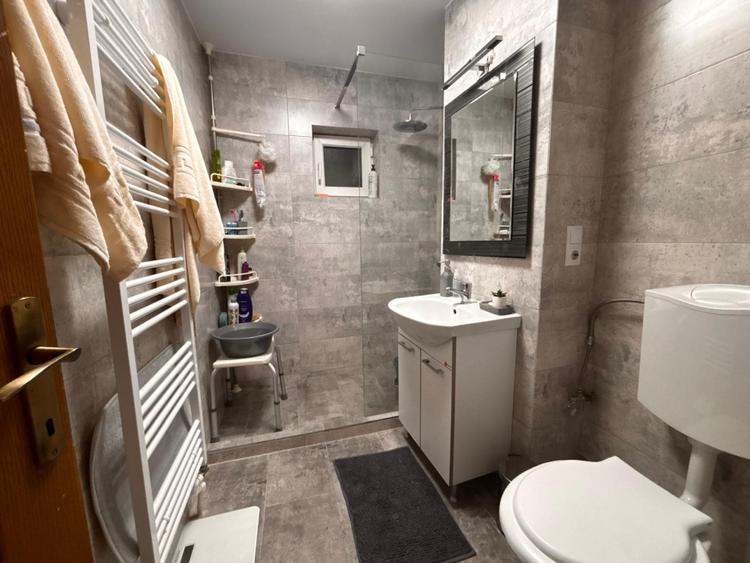 Apartament cu 4 camere decomandat, mobilat în Calea Moldovei