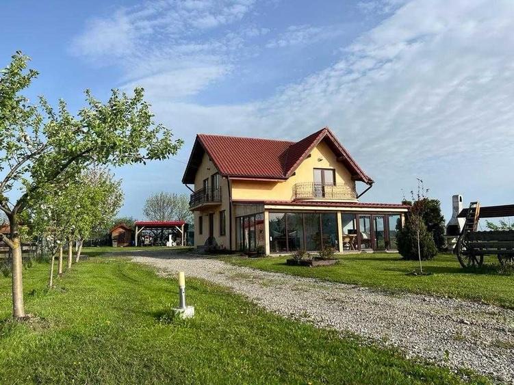Casă cu 4 camere cu Teren 8000 Mp în Budila