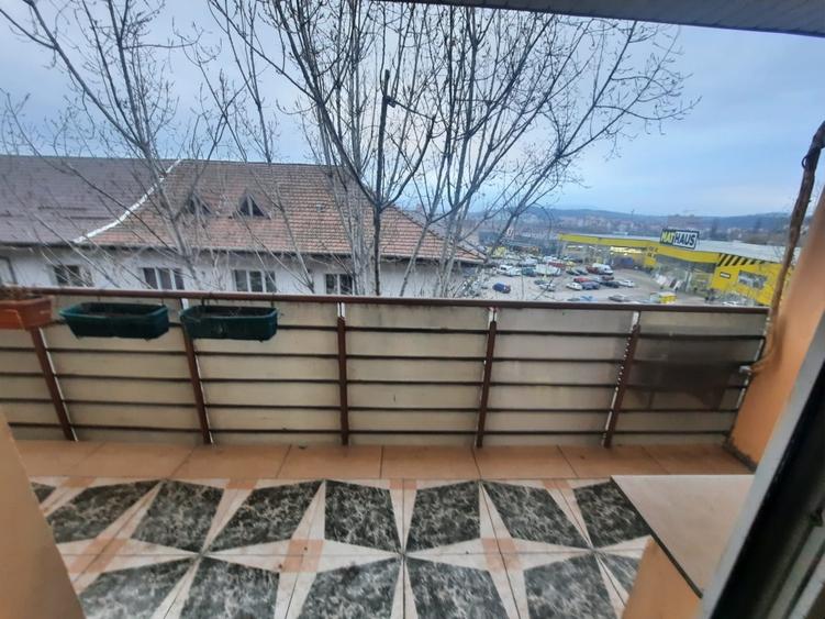 Apartament cu 2 camere semidecomandat în Podu Roș