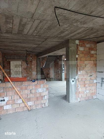 Casă cu 10 camere cu Teren 1800 Mp în Luna