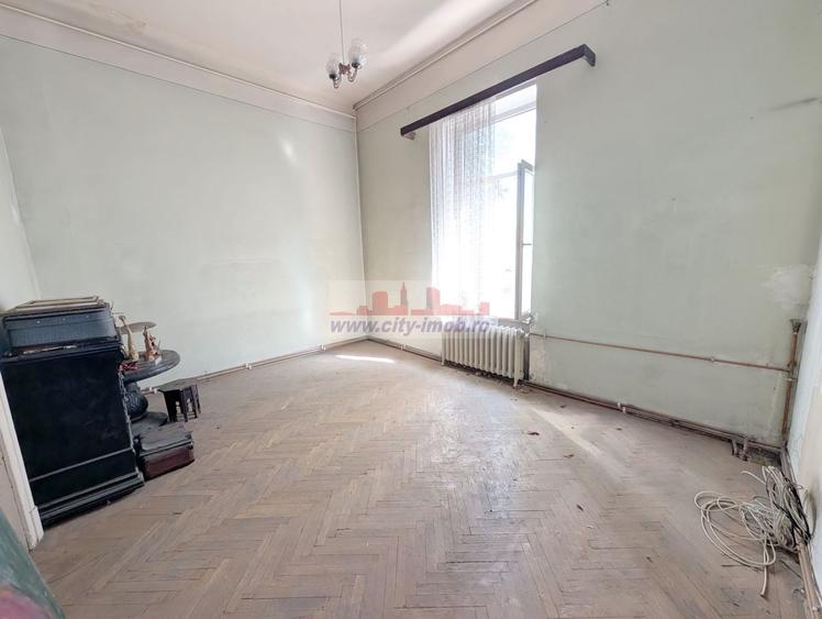 Apartament cu 3 camere semidecomandat în Victoriei