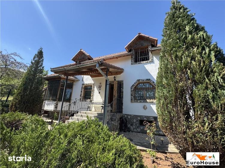 Casă cu 4 camere cu Teren 2700 Mp în Central