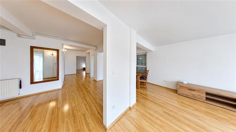 Apartament cu 3 camere decomandat, mobilat în Avantgarden