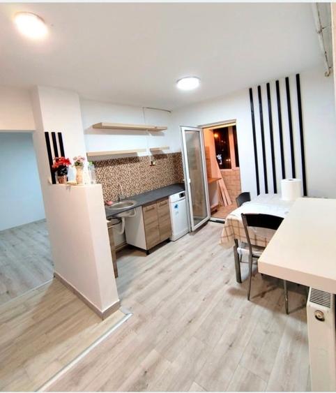 Apartament cu 3 camere decomandat, mobilat în Anda
