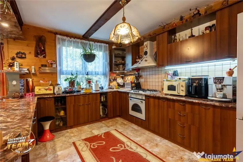 Casă cu 5 camere cu Teren 893 Mp în Central