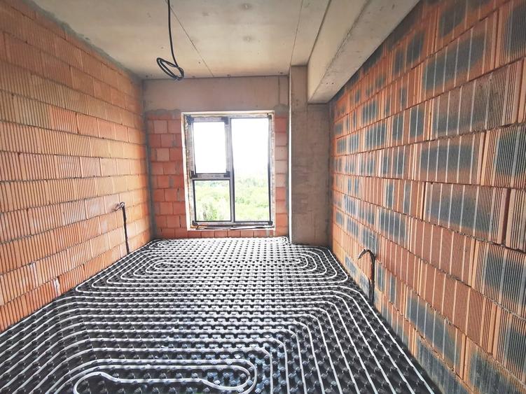 Apartament cu 3 camere decomandat în Sisești