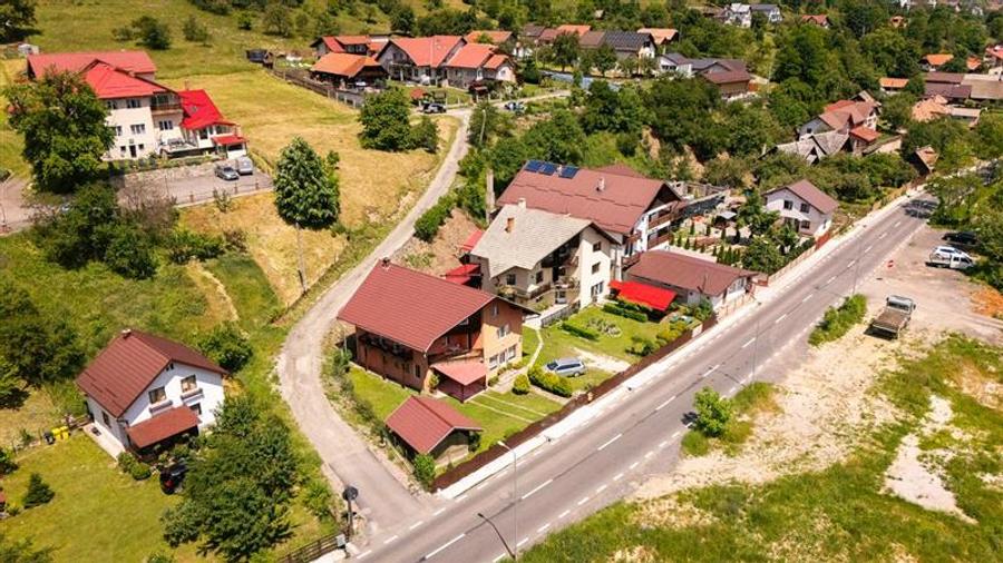Casă cu 8 camere cu Teren 685 Mp în Moieciu de Jos