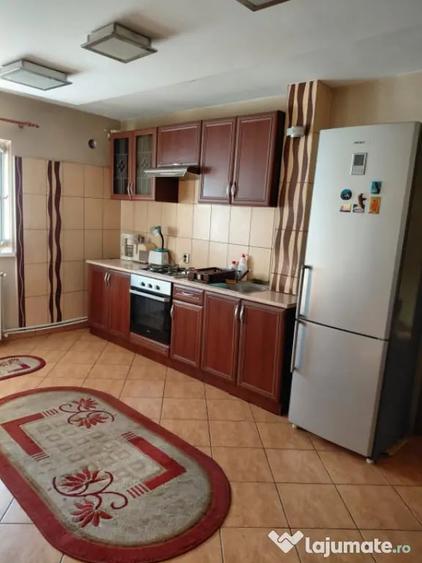 Apartament cu 3 camere decomandat în Craiovița Nouă