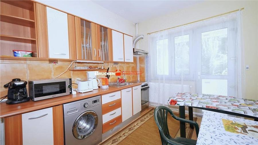 Apartament cu terasa, curte si parcare, intr-o zona linistita de case - 1