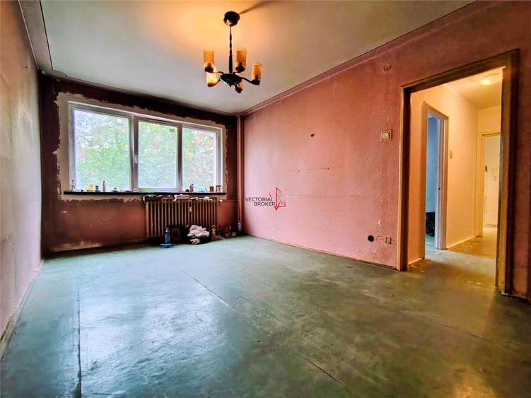 Apartament cu 3 camere semidecomandat în Titan