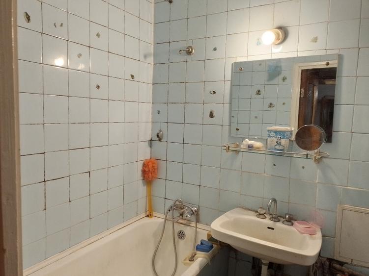 Apartament cu 3 camere semidecomandat în Rahova