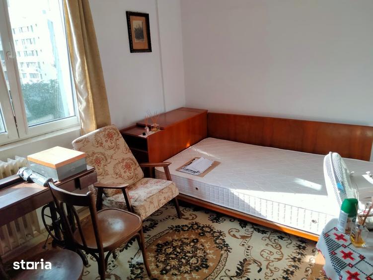 Apartament cu 3 camere semidecomandat în Tei