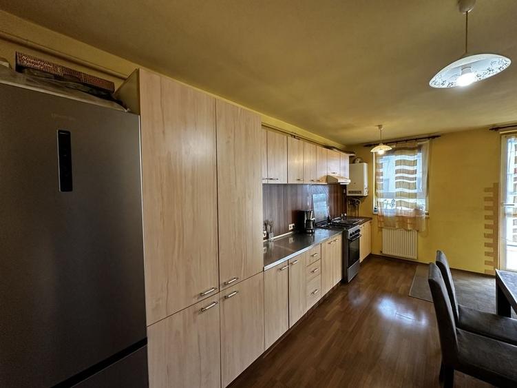 Apartament cu 4 camere decomandat în Exterior Vest