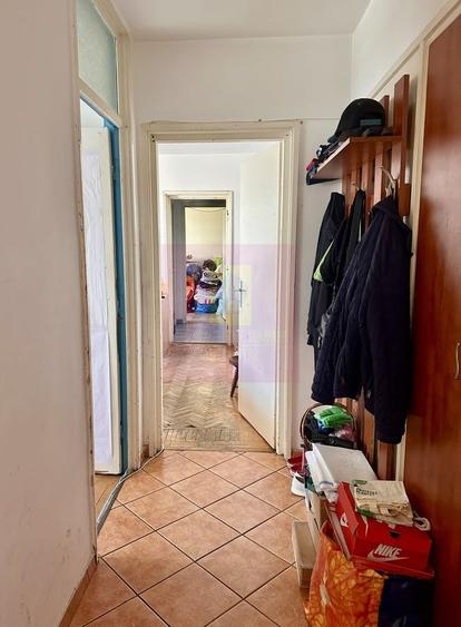 Apartament cu 3 camere semidecomandat în Mihai Bravu