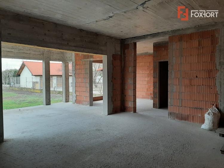 Casă individuală cu 5 camere cu Canalizare în Dumbrăvița