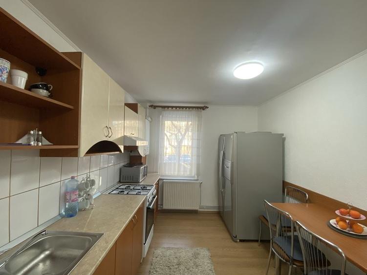 Apartament cu 3 camere decomandat în Tractorul
