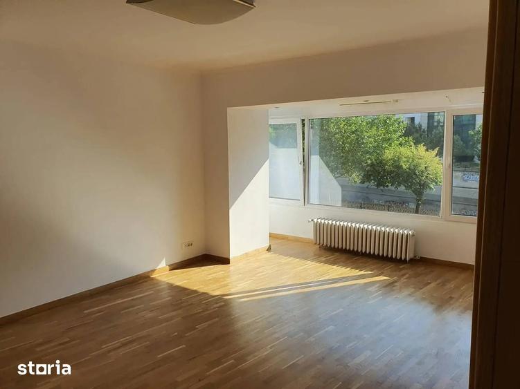 Apartament cu 4 camere semidecomandat în Centrul Civic