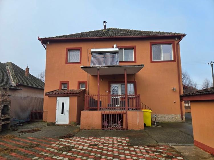 Casă individuală cu 5 camere cu Teren 845 Mp în Central