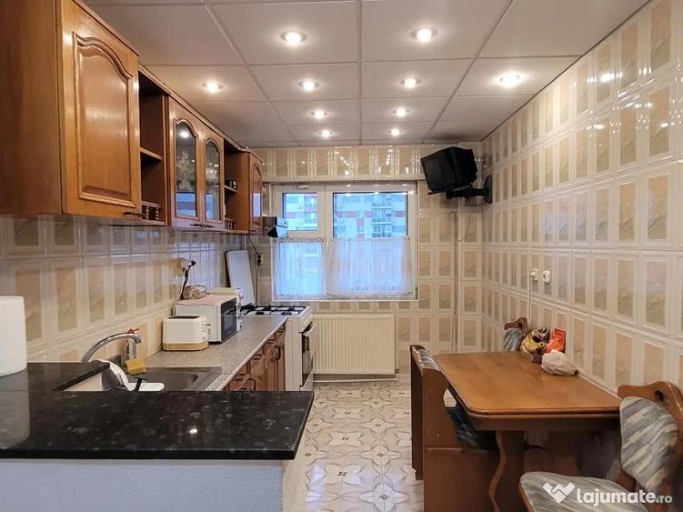Apartament cu 5 camere decomandat în Păcii