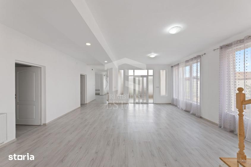 Casă cu 8 camere cu Teren 1446 Mp în Livada