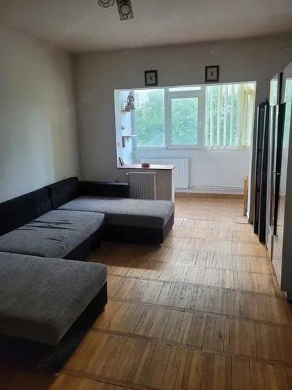 Apartament cu 4 camere decomandat în Est