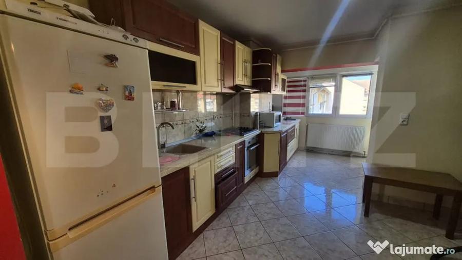 Apartament cu 3 camere decomandat în Carpați 2