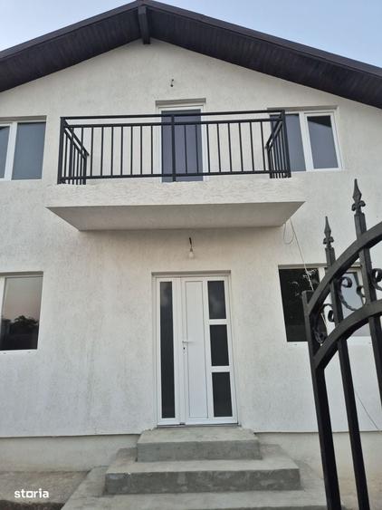 Casă cu 4 camere în Lumina