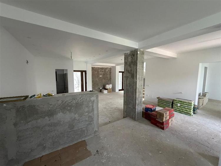 Casă individuală cu 5 camere cu Teren 674 Mp în Petrești