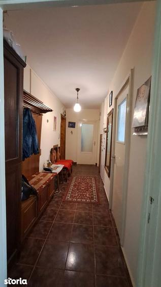 Apartament cu 3 camere semidecomandat în Decebal