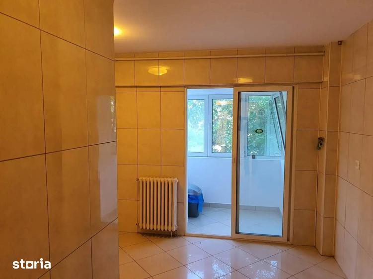Apartament cu 4 camere semidecomandat în Centrul Civic