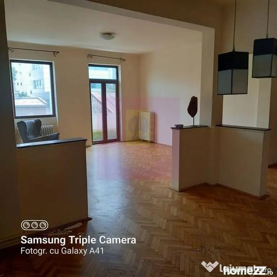 Apartament cu 5 camere semidecomandat în Mitropolie