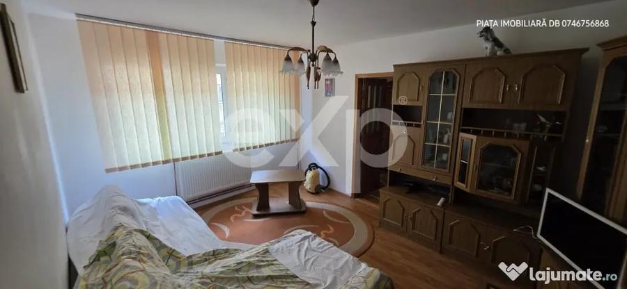 Apartament cu 3 camere decomandat în Micro 4