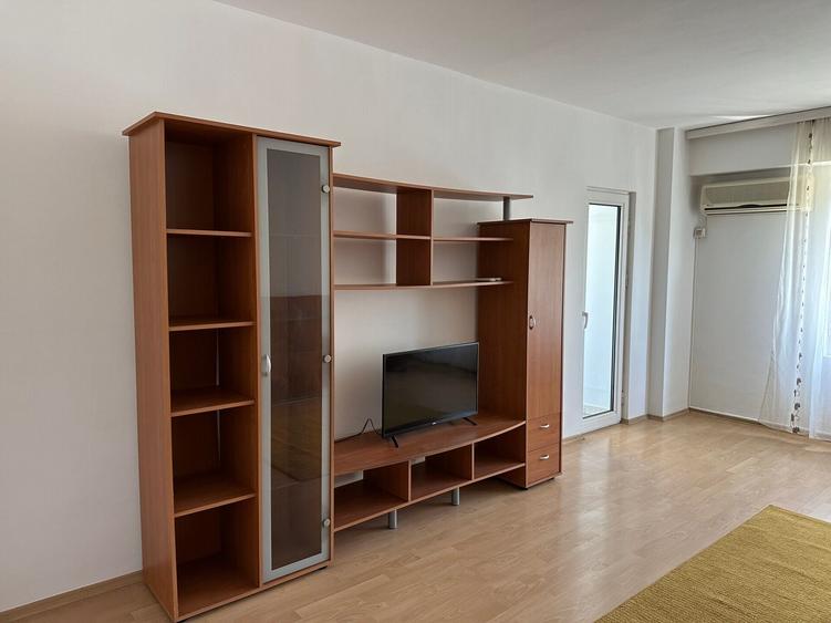 Apartament cu 3 camere decomandat, mobilat în Decebal