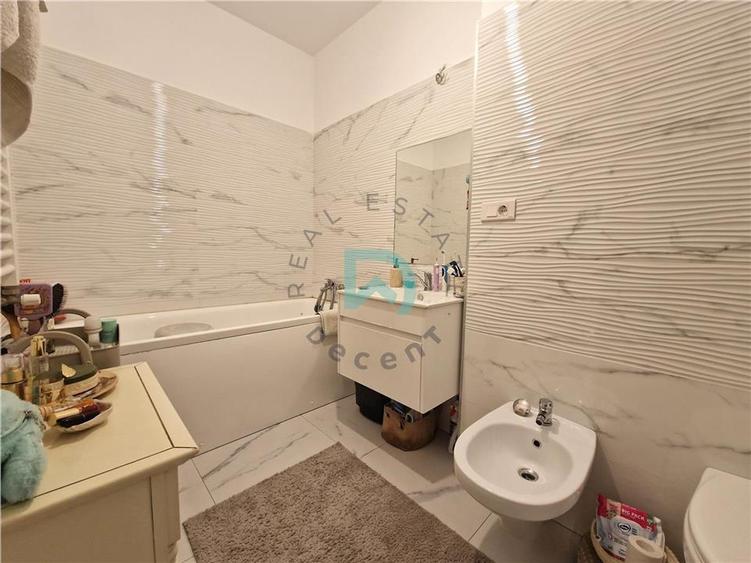 Apartament cu 3 camere decomandat în Tractorul