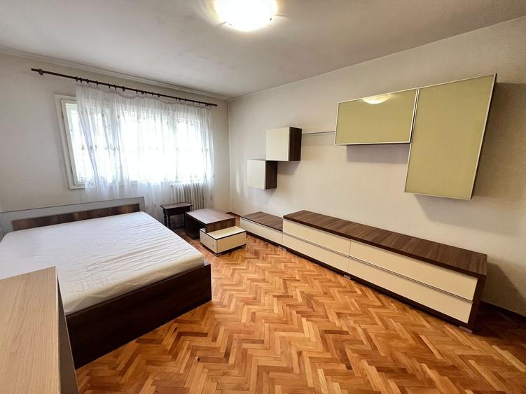 Apartament cu 3 camere decomandat, mobilat în Între Lacuri
