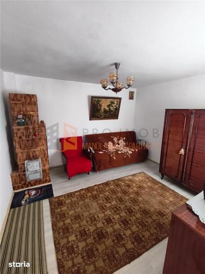 Casă cu 6 camere decomandat cu Teren 1717 Mp în Pârscov