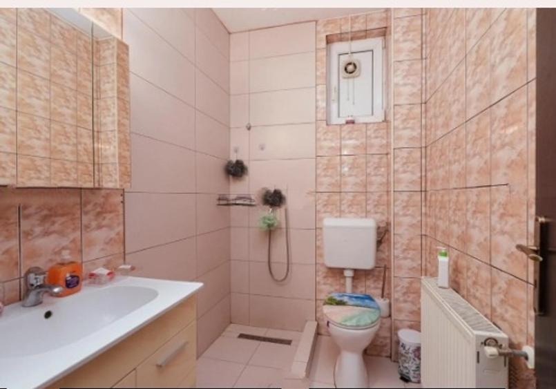 Casă individuală cu 5 camere cu Canalizare în Rahova