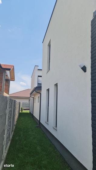 Casă cu 5 camere cu Teren 350 Mp în Dumbrăvița
