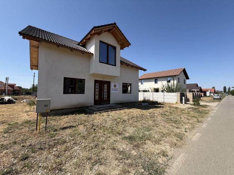 Casă individuală cu 6 camere cu Canalizare în Sud
