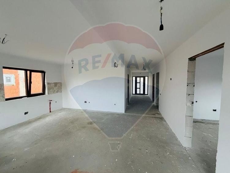 Casă individuală cu 4 camere cu Teren 300 Mp în Betfia