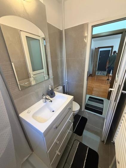 Apartament cu 2 camere semidecomandat, mobilat în Craiovița Nouă