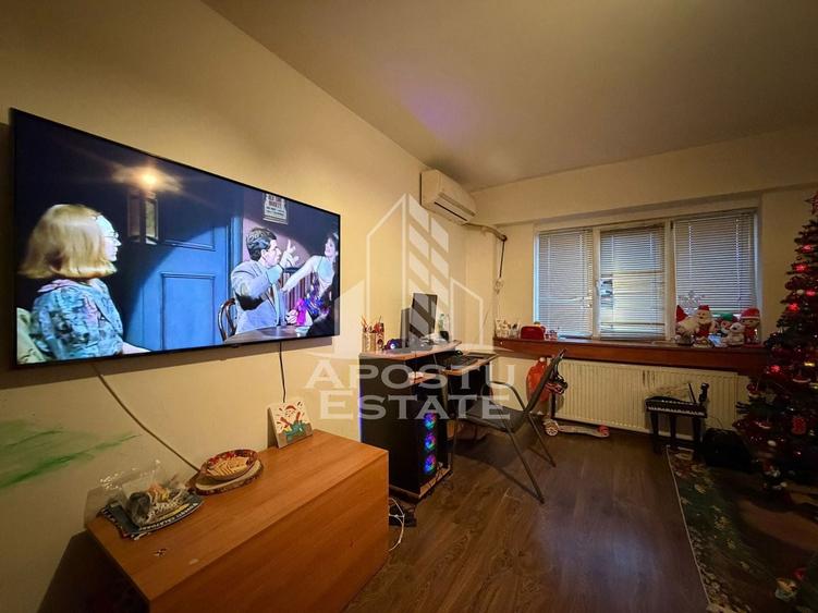 Apartament cu 4 camere decomandat, mobilat în Girocului